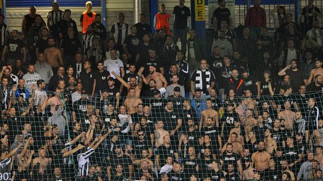 Na stadionu U Nisy - fanoušci řeckého klubu.