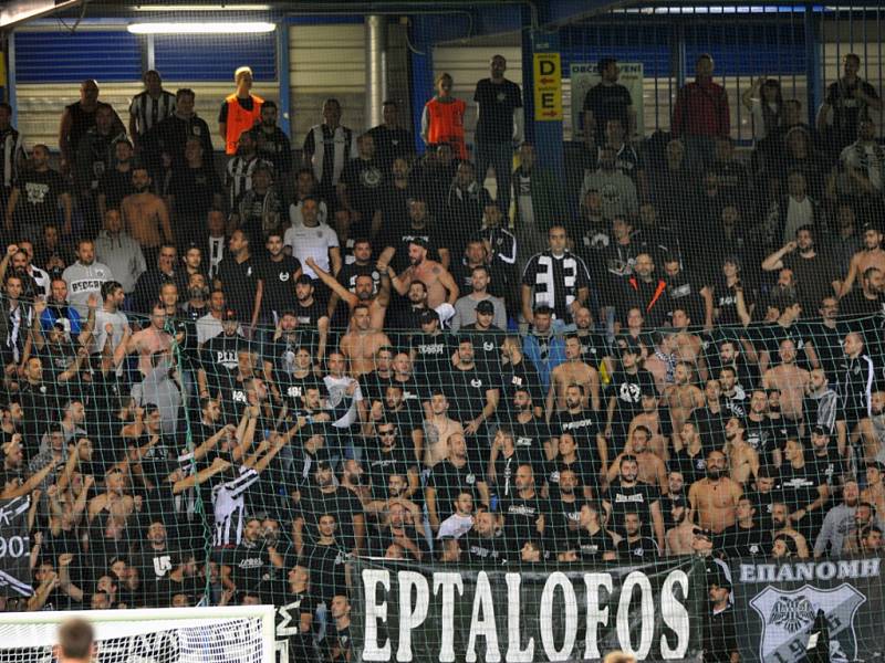 Na stadionu U Nisy - fanoušci řeckého klubu.