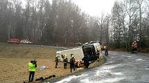 Autobus plný lidí havaroval v sobotu kolem deváté hodiny ranní u Osečné na Liberecku.