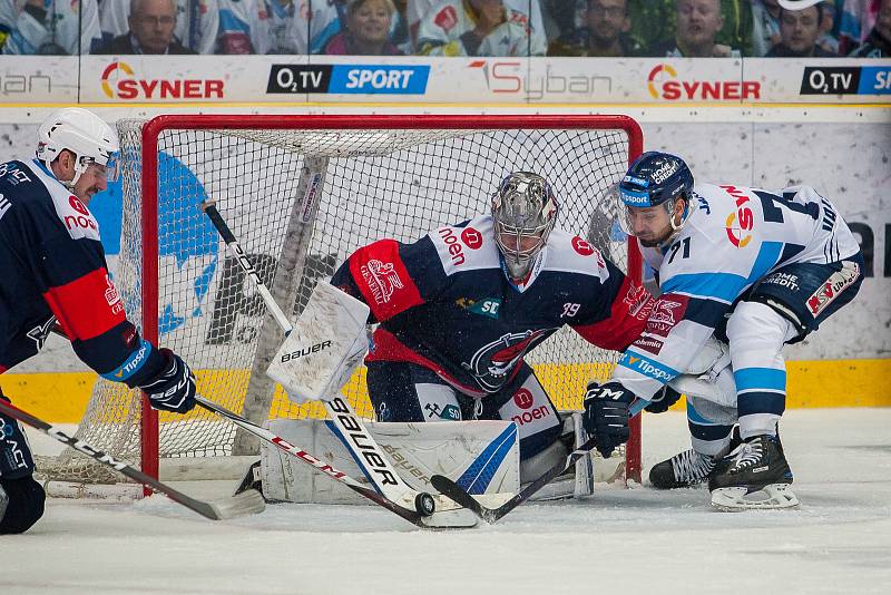 Utkání 16. kola Tipsport extraligy ledního hokeje se odehrálo 2. listopadu v liberecké Home Credit areně. Utkaly se celky Bílí Tygři Liberec a Piráti Chomutov. Na snímku zprava Jakub Valský a Justin William Peters.