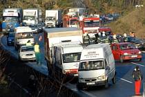 V řetězové dopravní nehodě se na rychlostní komunikaci z Liberce do Prahy poblíž Sychrova nabouralo jedenáct automobilů a stovky řidičů uvázly v několikakilometrové koloně.