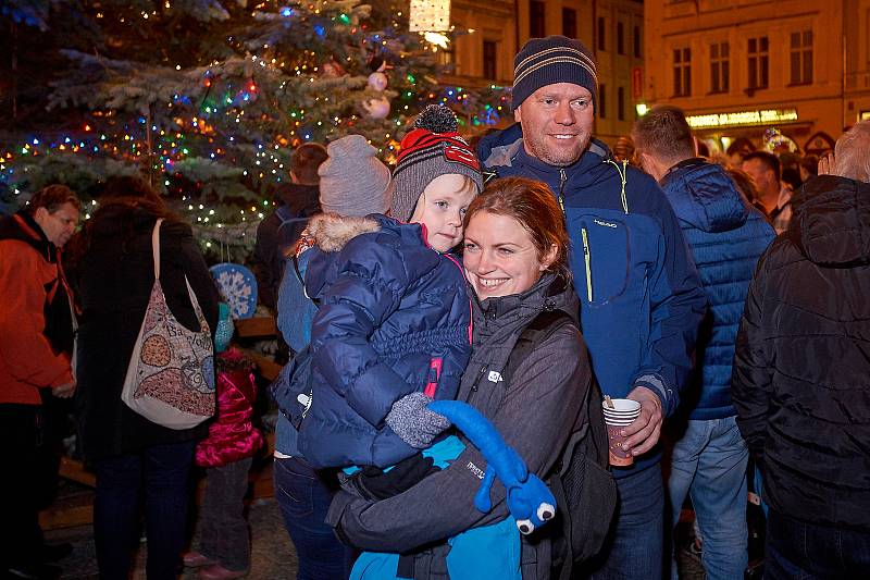 Vánoční strom rozjasnil liberecké náměstí