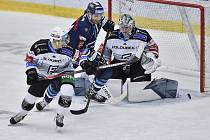 Bílí Tygři Liberec - HC Energie Karlovy Vary - Utkání 11. kola hokejové extraligy: Bílí Tygři Liberec - HC Energie Karlovy Vary, 15. prosince 2020 v Liberci. Zleva Jaromír Kverka z Karlových Varů, Adam Musil z Liberce a brankář Varů Filip Novotný.