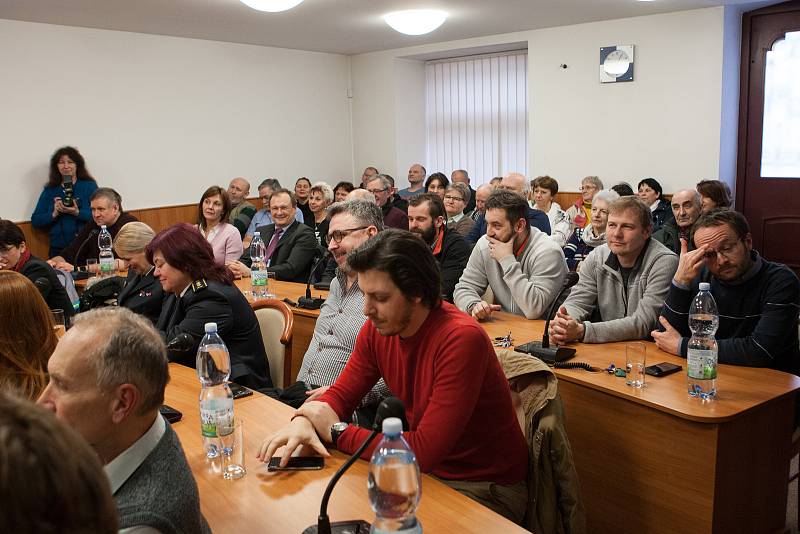 Senátor Jaroslav Kubera navštívil Chrastavu. Po prohlídce místního hasičského muzea se přesunul na radnici, kde proběhla diskuze s občany.