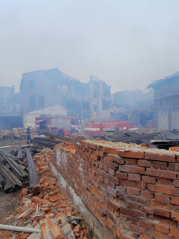 Požár zachvátil střechu průmyslového objektu ve Frýdlantu.