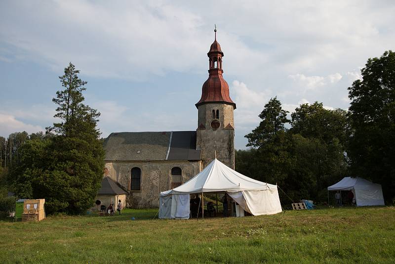 Chátrající kostel v Horním Vítkově žije festivalem KUKOKLI