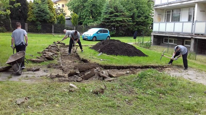 Odsouzení z Vazební věznice Liberec pomáhají ve městě.