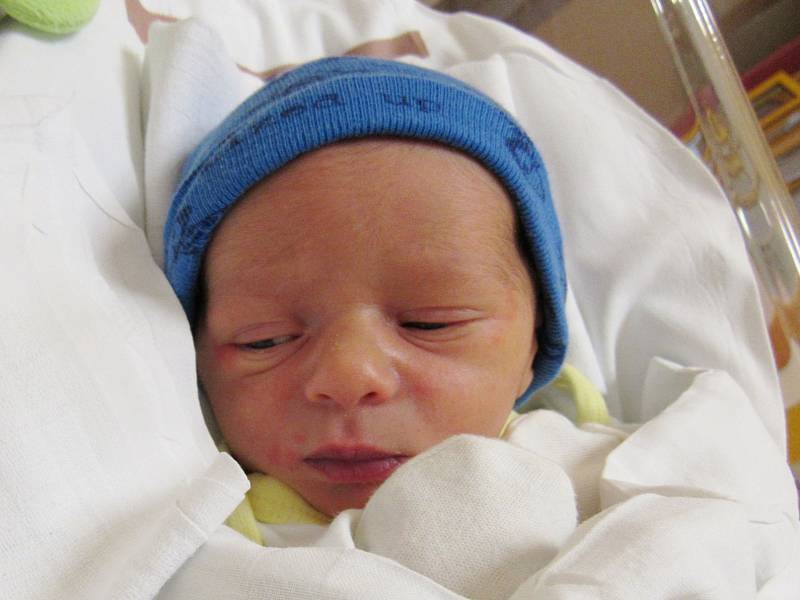 KRYŠTOF MIKEŠ Narodil se 6. června v liberecké porodnici mamince Janě Mikešové z Liberce. Vážil 2,72 kg a měřil 47 cm.