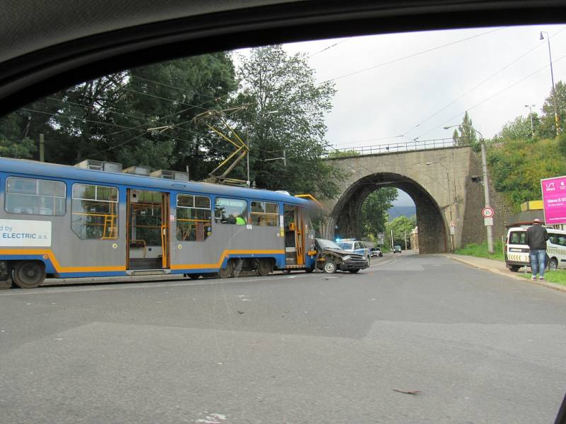 Střet automobilu s tramvají před viaduktem ve Františkově.