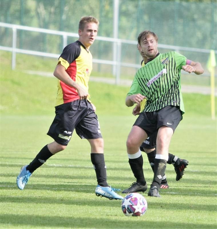 V okresním fotbale se utkali nováčci soutěže Krásná Studánka B a Mníšek. Zápas skončil plichtou 1:1. Domácí hráči jsou v zelených dresech.