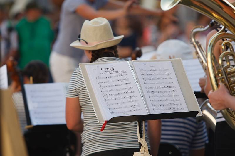 Na náměstí Dr. Edvarda Beneše v Liberci vystoupili Police Symphony Orchestra v rámci benefičního koncertu na podporu spolku Šance zvířatům