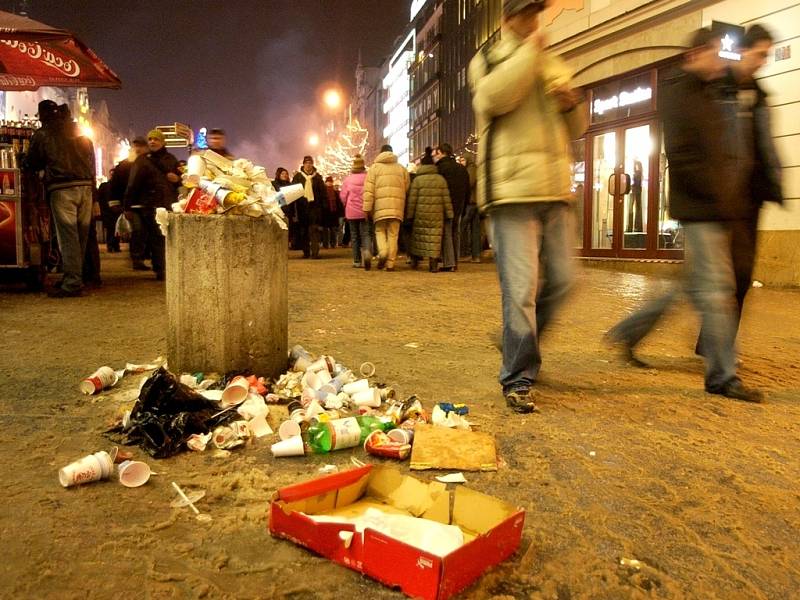Ilustrační. Po oslavách Silvestra odklízí města tuny odpadků.