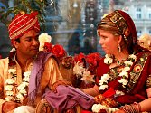Majitel indické restaurace v Liberci Vikram Ranawat uspořádal svoji svatbu s českou ženou Klárou podle indických obyčejů ve své vlastní restauraci.