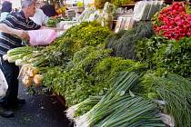 V Tel Avivu je několik velkých tržnic, které stojí zato navštívit. Nejznámější z nich je trh na ulici Ha Carmel. Nakoupíte tam čerstvou zeleninu, ovoce, pečivo, drogerii i oblečení.
