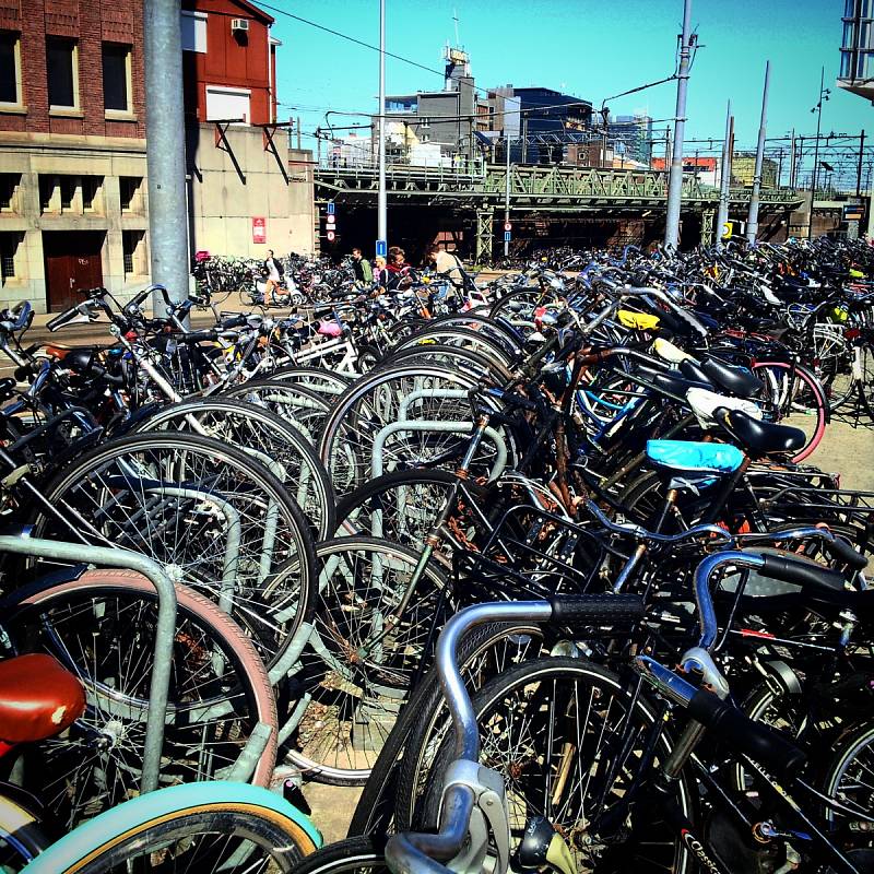 V AMSTERDAMU narazíte doslova na každém rohu na zaparkovaná kola a skútry.