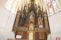 Hlavní oltář v kostele sv. Víta v Osečné.