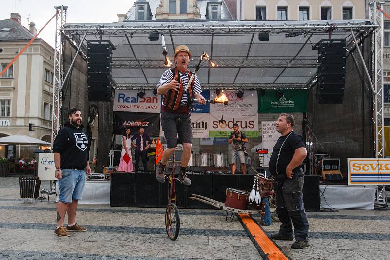 Dobrovolníci oslavili výročí deseti let organizace Amikus zábavným odpolednem pro rodiny s dětmi na libereckém náměstí.