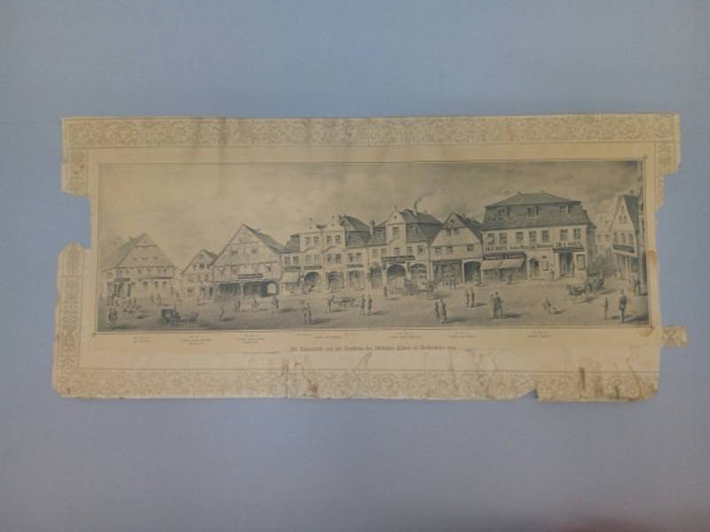 Na fotce je světlotisková reprodukce kresby z roku 1888 od Adolfa Stolle, jež zachycuje řadu domů, které stály na místě dnešní liberecké radnice.