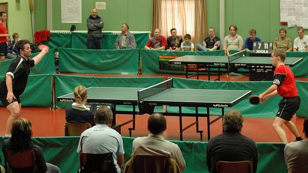 BITVA O POSTUP. Vpravo liberecký Lukáš Borůvka, vlevo ústecký Votava. Liberecké béčko postoupilo do druhé ligy