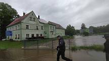 Jelikož voda začala zaplavovat domy ve Višňové, rozhodli hasiči evakuovat obyvatele do bezpečí.