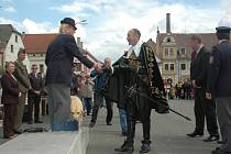 MISTROVSTVÍ SKONČILO. Albrecht z Valdštejna gratuluje na frýdlantském náměstí bronzové Pavle Rybové z Plzně.