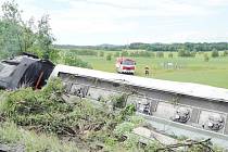 PŘEVRÁCENÁ CISTERNA u Bílého Kostela zastavila v neděli dopravu na silnici z Liberce na Děčín. Řidič najel na nezpevněnou krajnici, která se s ním utrhla. Cisterna se převrátila na bok a začal z ní vytékat benzín. Na místě zasahovali i hasiči.