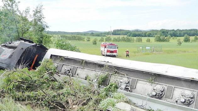 PŘEVRÁCENÁ CISTERNA u Bílého Kostela zastavila v neděli dopravu na silnici z Liberce na Děčín. Řidič najel na nezpevněnou krajnici, která se s ním utrhla. Cisterna se převrátila na bok a začal z ní vytékat benzín. Na místě zasahovali i hasiči.