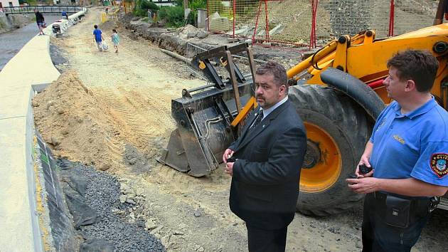 Chrastavský provizorní most nevydržel. Doprava přes obec vázne.