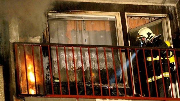 Za požárem balkónu v panelovém domě v Hejnicích na Frýdlantsku stála nedbalost uživatele bytu.