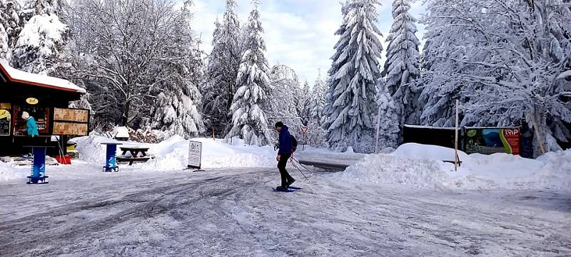 Cesta přes zasněžený Ještěd.