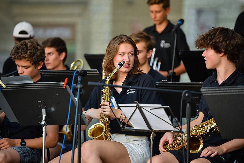 Pestrý program opět nabídne Léto na náměstí v Liberci. Zahájil ho koncert Big Bandu Jazz Tube z Augsburgu a Big Bandu ZUŠ Liberec.