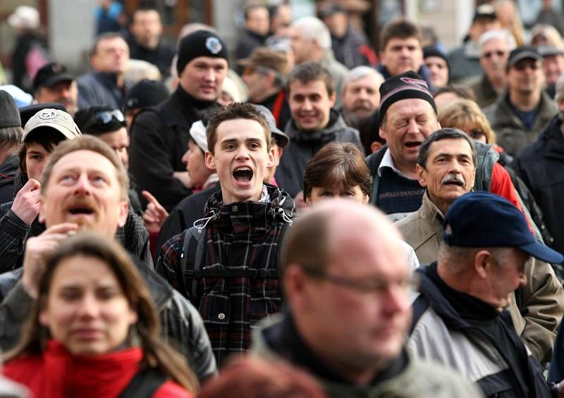 Lidé demonstrovali, dali najevo nespokojenost s vládou.