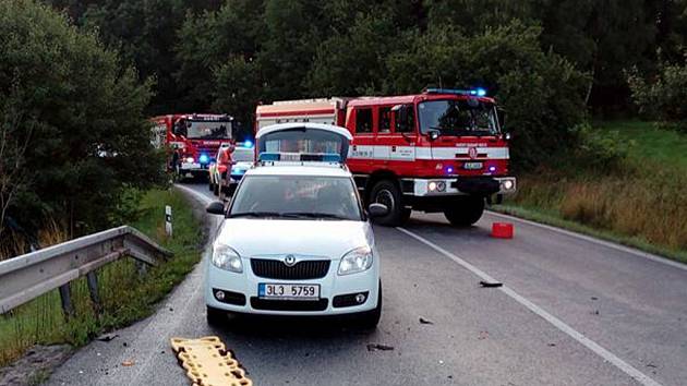 Na silnici 13 mezi Rynolticemi a Lvovou se stala v sobotní podvečer vážná dopravní nehoda, při které se střetly tři osobní auromobily.