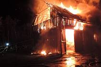 Hasiči bojovali s požárem stodoly a rodinného domu v části obce Sekerkovy Loučky nedaleko Turnova