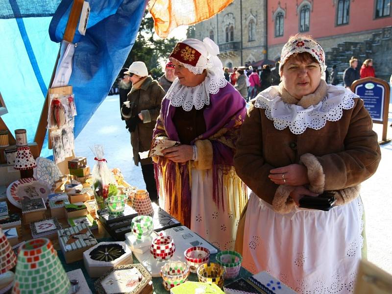 Sychrovský zámek a jeho přilehlé parky se o uplynulém víkendu staly dějištěm v pořadí třetího masopustního veselí.