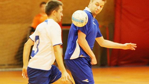 FUTSALOVÝ MÍČ. Ten sledují hráči Al-chajdy (v tmavém) a Nord Servisu.