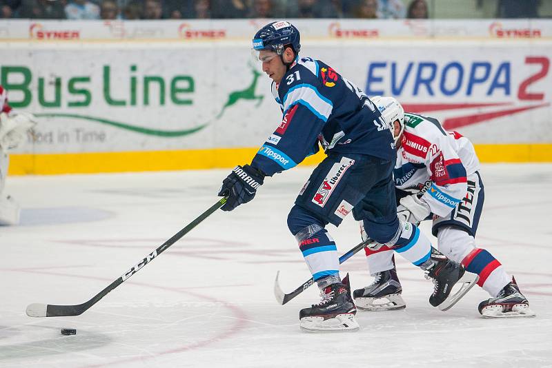 Utkání 9. kola Tipsport extraligy ledního hokeje se odehrálo 1. října v liberecké Home Credit areně. Utkaly se celky Bílí Tygři Liberec a HC Dynamo Pardubice. Na snímku vlevo je Dominik Lakatoš.