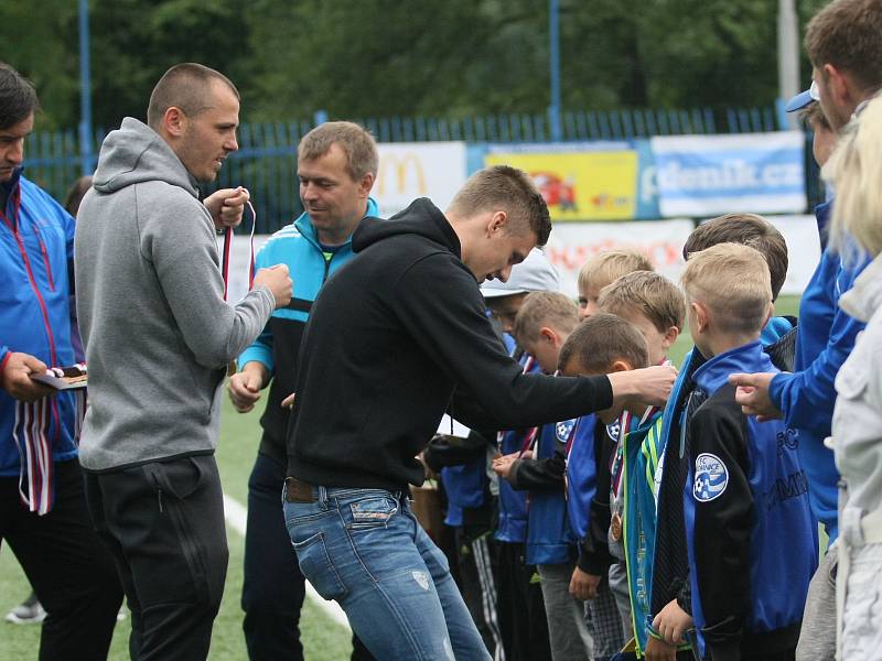 Dvě kategorie žáků ze základních škol Libereckého kraje bojovalo o titul krajského mistra v malém fotbale, který pořádal McDonald. Šlo o 21. ročník McDonald´s Cupu.