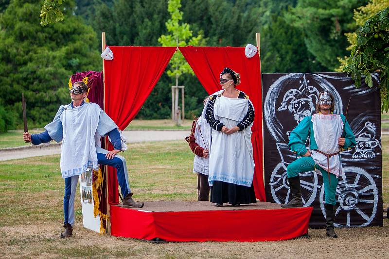 Divadelní šermířské představení "... a pod maskou?" skupiny historického šermu Stilet proběhlo 3. srpna v čestném dvoře zámku Sychrov. Po více jak třiceti letech existence se zde šermířská skupina loučí a úplně naposledy vystoupí v sobotu 4. srpna.