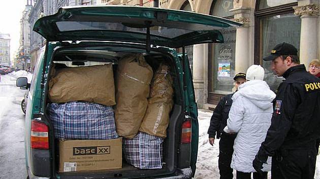 UKRAJINKA MĚLA HODNĚ OSOBNÍCH VĚCÍ. Ty museli policisté zabalit do množství krabic a pytlů. Auto, naložené až po střechu, odjelo i s vystěhovanou ženou do Zařízení pro zajištění cizinců.