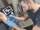 Zdeněk Valeš při své práci. Tetuje již čtyři roky a vlastní studio Z-Art Tattoo.