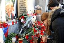 Tradiční místo pro pietní akty u památníku obětí okupace 1968 se stalo spontánním místem pro občany Liberce, kam chodili vyjádřit svoji úctu a vzpomínku na zemřelého prezidenta Václava Havla.