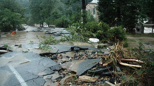 Lidé na Liberecku mají ještě v živé paměti ničivé srpnové záplavy. Z mnohamilionových škod se kraj bude vzpamatovávat několik let.