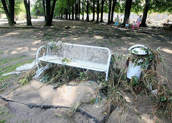 Frýdlant se probudil do nového dne po apokalypse a uklízí a sčítá škody.