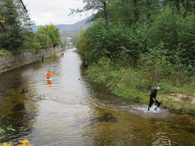 Žulový trojboj - běh řekou, na běžkách s pneumatikou a výběh na Ořešník a zpět na náměstí v Hejnicích.