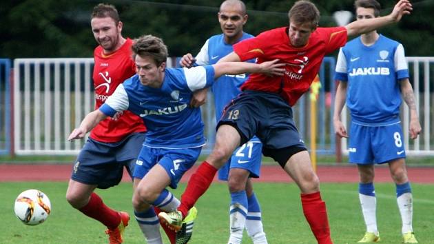 HEJNICE V ČESKÉ LÍPĚ PROHRÁLY 0:2. Hostující Zrubec se Šorejsem se snaží zastavit pronikajícího Horáka.