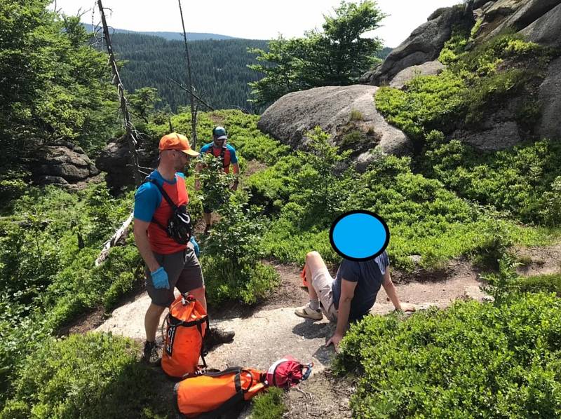 Turista v Jizerských horách si zlomil nohu. Letěl pro něj vrtulník