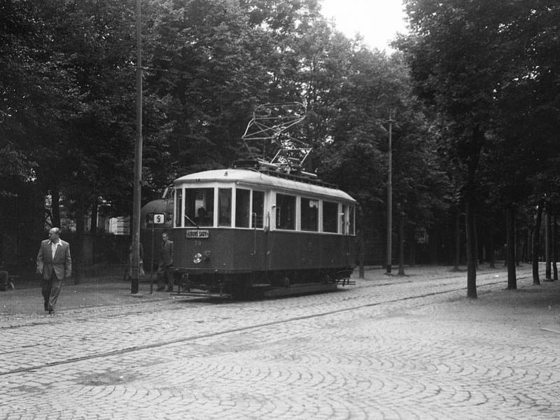 Liberecká tramvaj z 30. let 20. století.