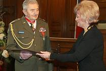 VÁLEČNÝ VETERÁN Stanislav Hnělička převzal z rukou primátorky Rosenbergové čestné občanství města Liberce. 