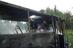 Autobus pohltily plameny nedaleko Křižan na Liberecku.
